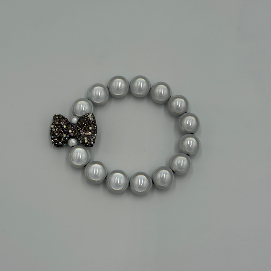 Armband "La Brisa – Bracelet Bow Glam Weiß Grau"