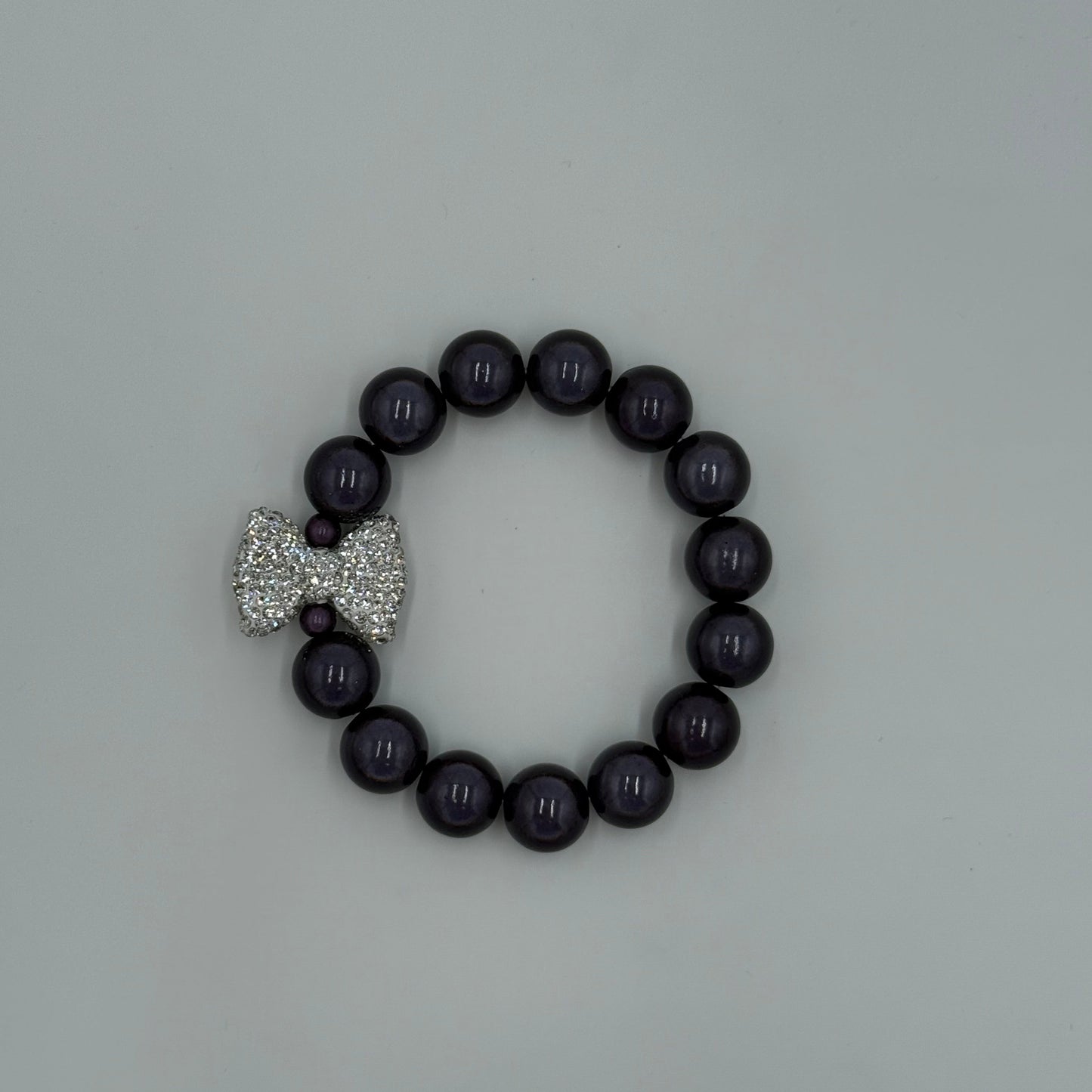 Armband "La Brisa – Bracelet Bow Glam Grau Weiß"