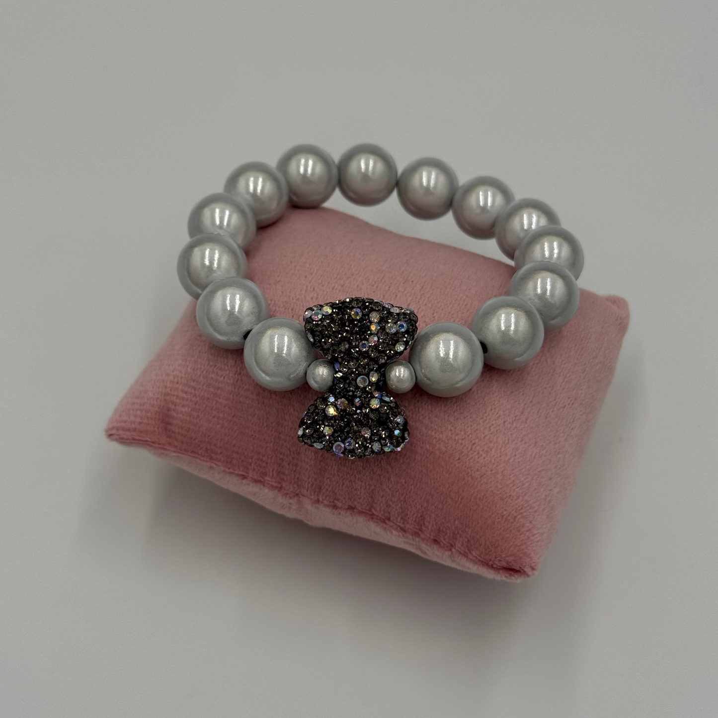 Armband "La Brisa – Bracelet Bow Glam Weiß Grau"