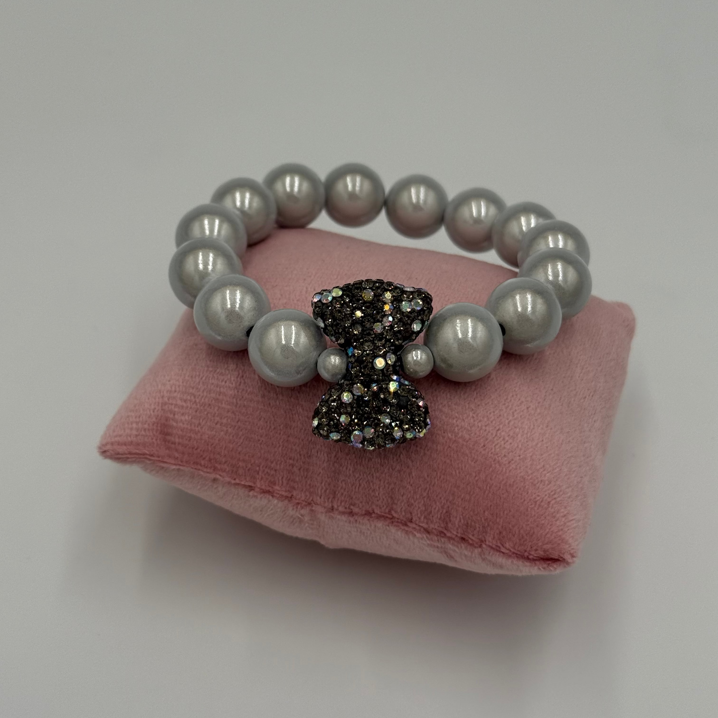 Armband "La Brisa – Bracelet Bow Glam Weiß Grau"