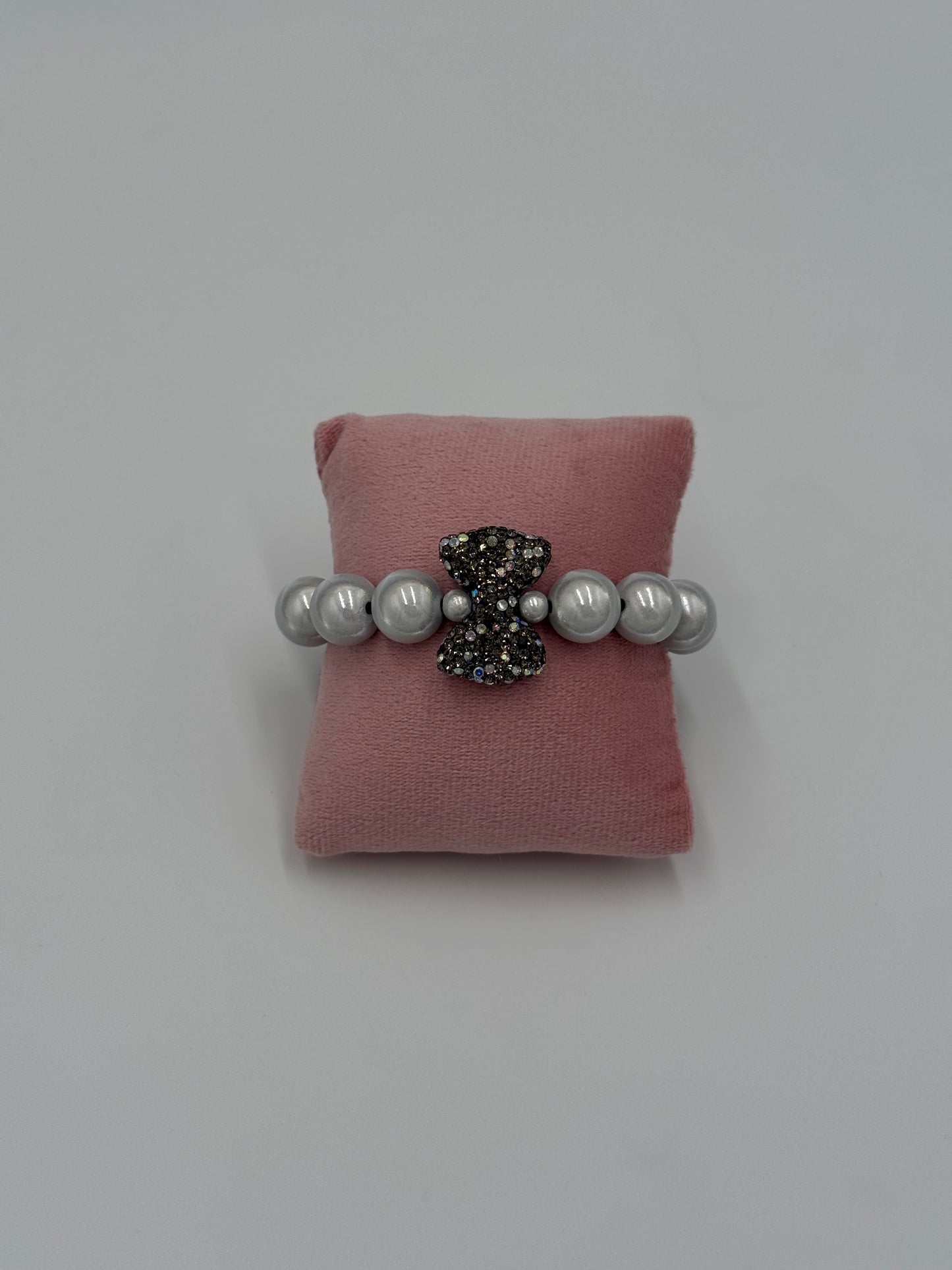 Armband "La Brisa – Bracelet Bow Glam Weiß Grau"