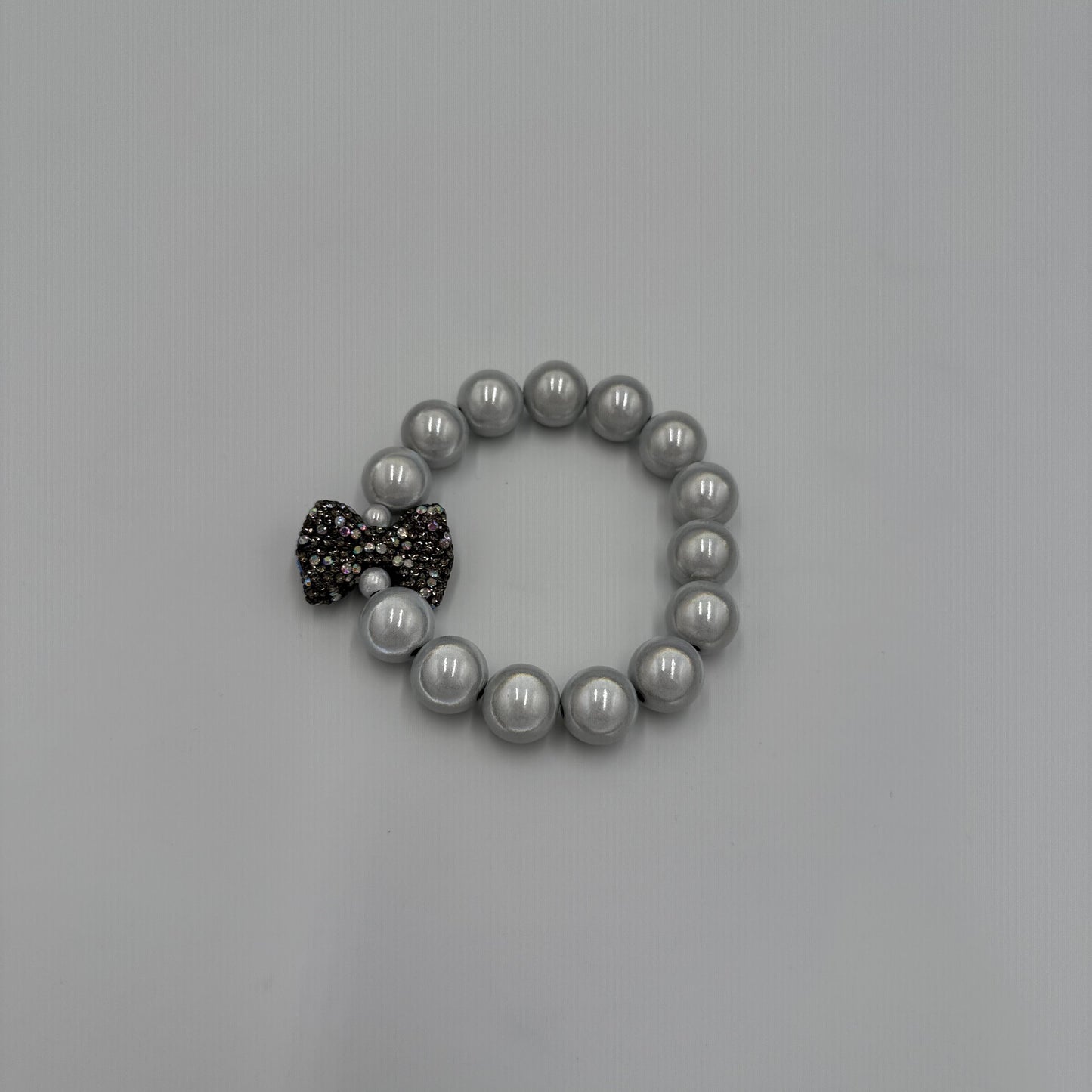 Armband "La Brisa – Bracelet Bow Glam Weiß Grau"