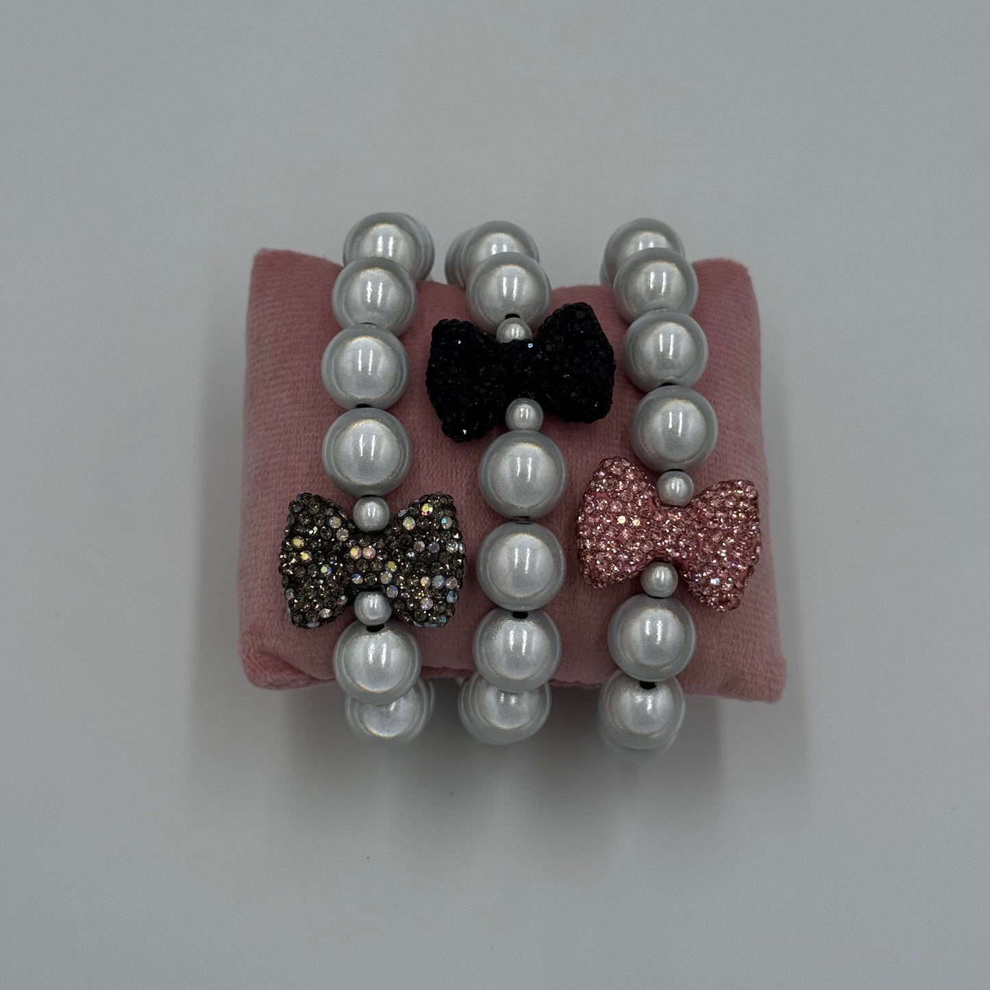 Armband "La Brisa – Bracelet Bow Glam Grau Weiß"