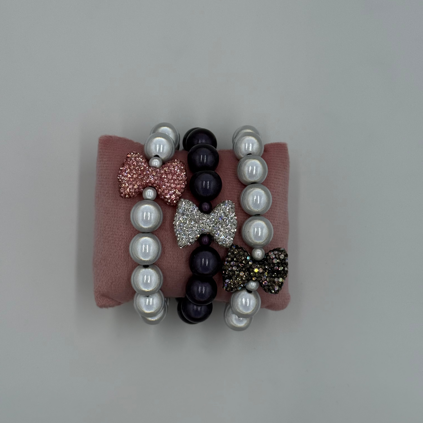 Armband "La Brisa – Bracelet Bow Glam Grau Weiß"